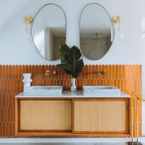 Kleurrijke badkamer met een badkamermeubel van Furnified.ALT