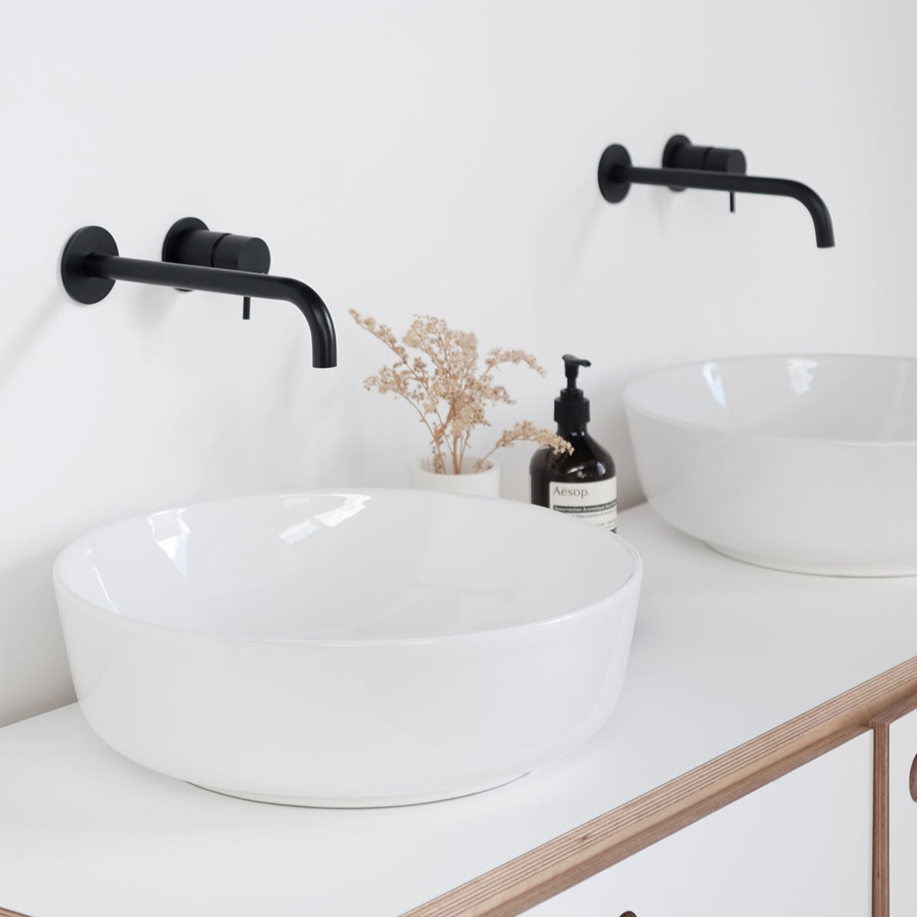 Wasbakken van Furnified in een badkamer.ALT