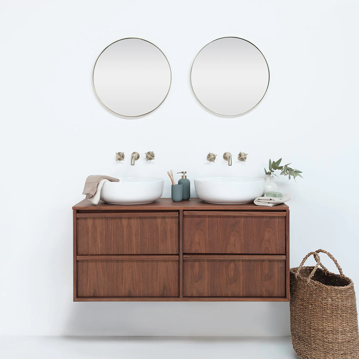 Trendy badkamermeubel van Furnified in een badkamer.ALT