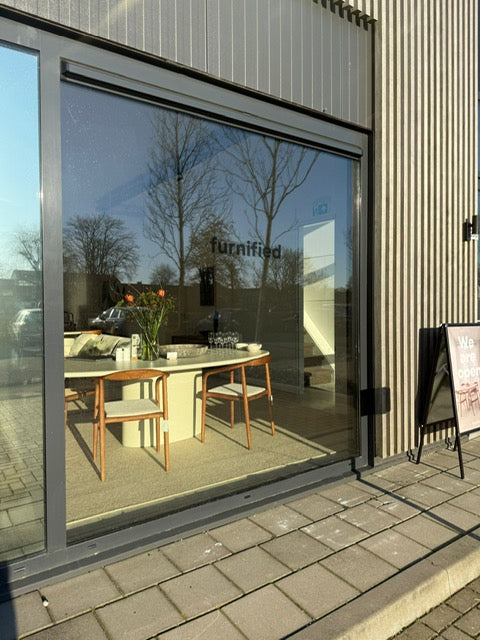 Bezoek onze Furnified brandstore in Naarden Ontdek microskin tafels, badkamers en meer