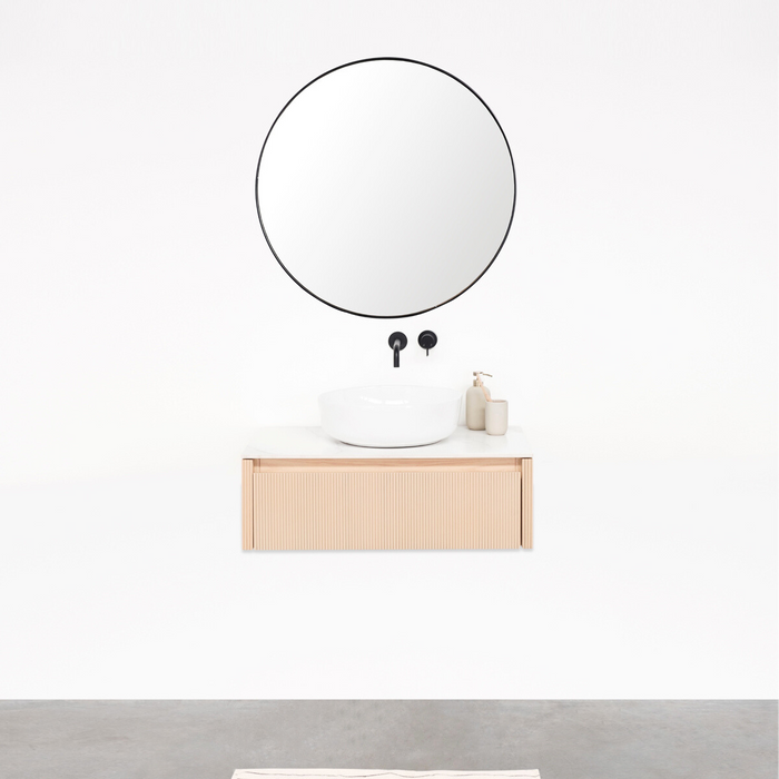 ahun badkamerkast in eik in een badkamer samen met een wasbak van Furnified.ALT