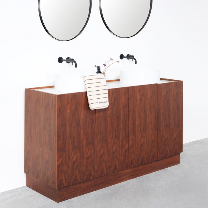 Set Felix Badkamermeubel in Walnoot met Marcel Bovenplaat in Terrazzo en Sims Waskom in Solid Surface.