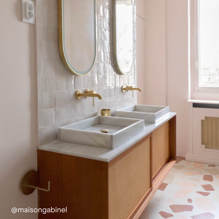 Meuble de salle de bains vintage Nestor en teck et rotin avec vasque en marbre blanc 150 cm
