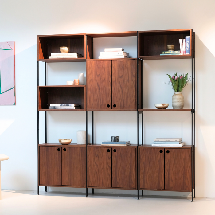 Sarzeau wandkast met 3 vakken in een woonkamer.ALT