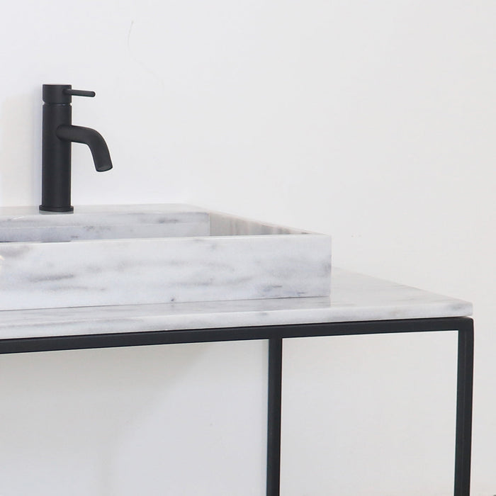 industrieel badkamer item met metalen frame en wit marmer