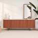 Dressoir Pisa walnoot wit marmer 200 cm – warme belichting en zachte raamschaduw