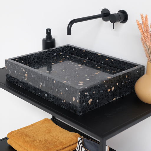 Zwart terrazzo moderne wasbak in marmer alt