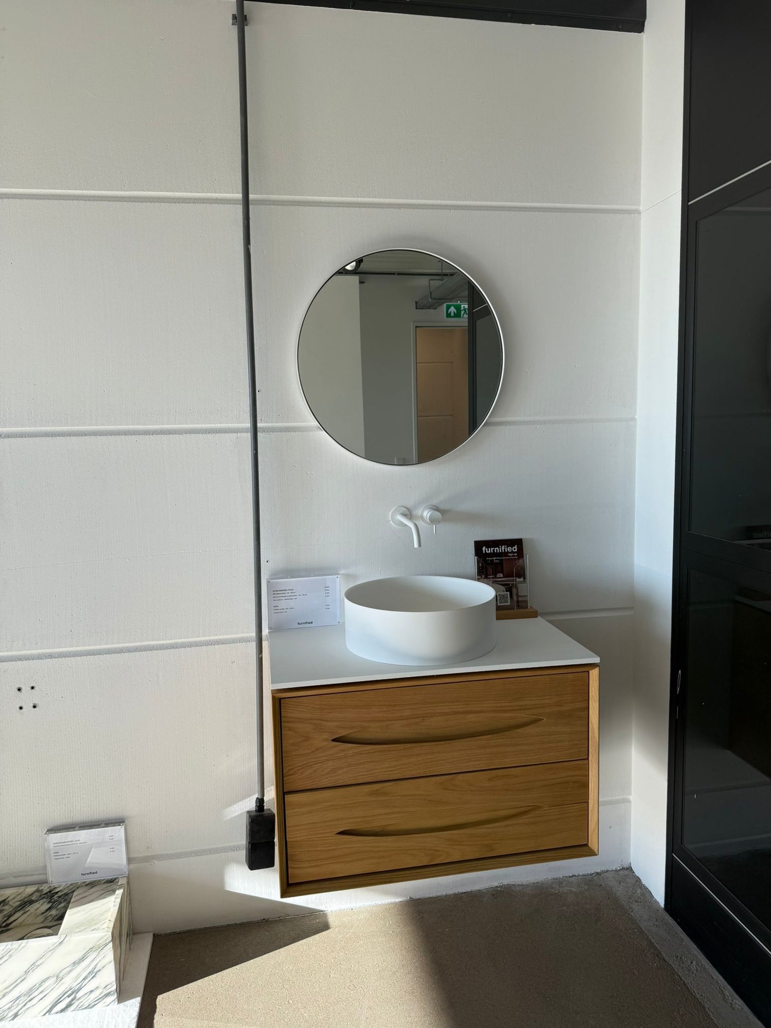 Badezimmermöbel aus Eiche, Walnuss und Naturstein – entdecken Sie sie in unserem Showroom in Naarden