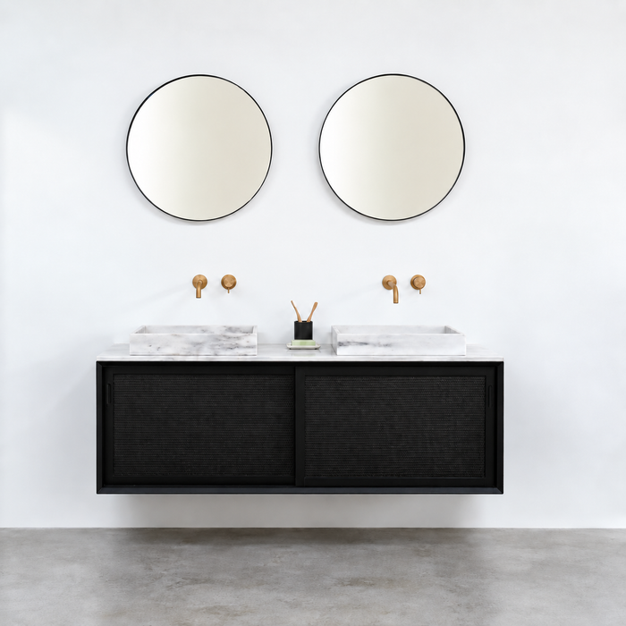Meuble de salle de bains vintage Nestor en rotin noir avec vasque en marbre blanc 150 cm