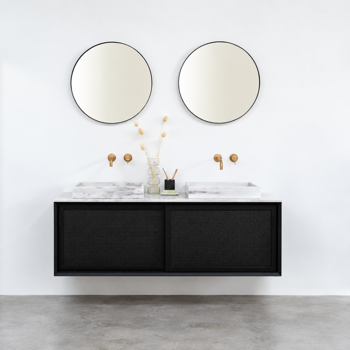 Meuble de salle de bains vintage Nestor en rotin noir avec vasque en marbre blanc 150 cm