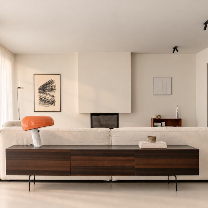 Tv-dressoir Duinkerke smokehout 220 cm – warme belichting en zachte raamschaduw