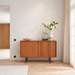 Retro dressoir Salvin teak 100 cm – warme belichting en zachte raamschaduw
