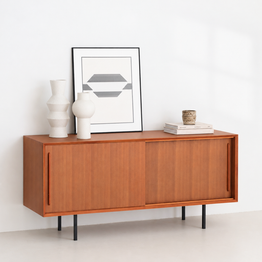 Vintage dressoir Oskar teak 150 cm – warme belichting en zachte raamschaduw