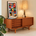 Retro dressoir Josephine jaren 60 teak 140 cm – warme belichting en zachte raamschaduw