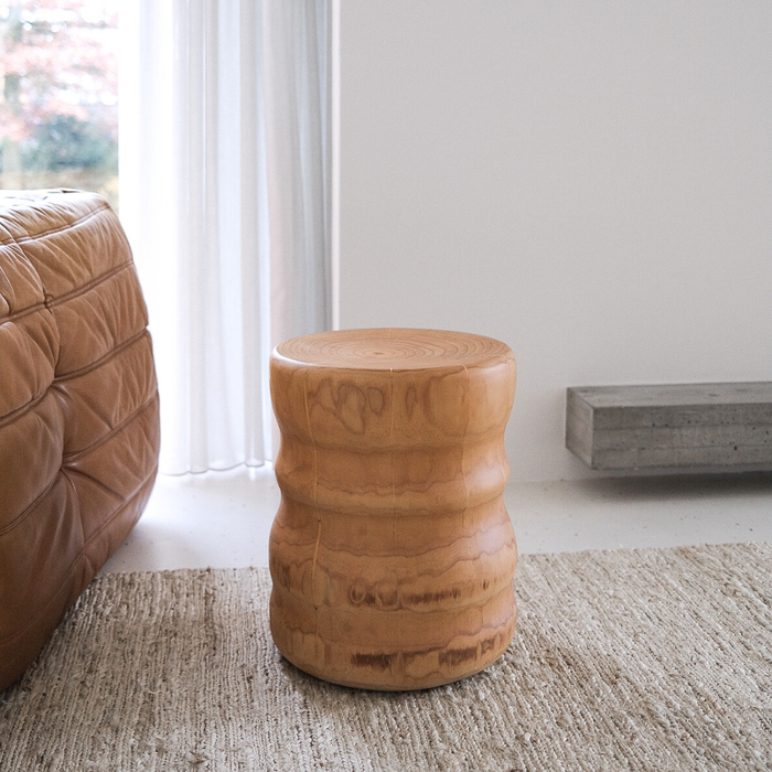 Mesa auxiliar Leni de madera de pino color nogal claro