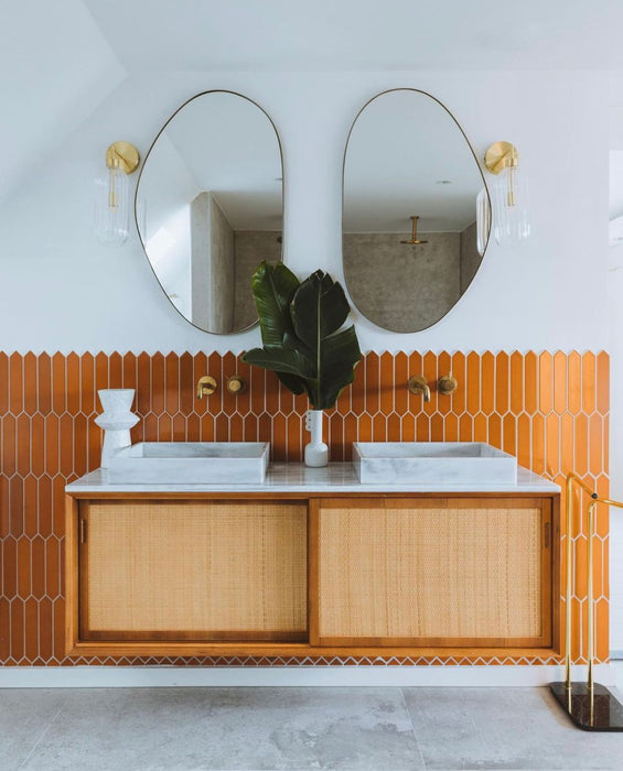 Meuble de salle de bains vintage Nestor en teck et rotin avec vasque en marbre blanc 150 cm