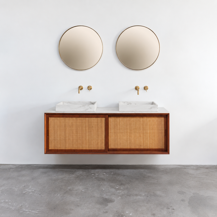 Meuble de salle de bains vintage Nestor en teck et rotin avec vasque en marbre blanc 150 cm