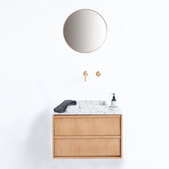 zwevende beige onderbouwkast met wit marmeren wastafel en meubelblad