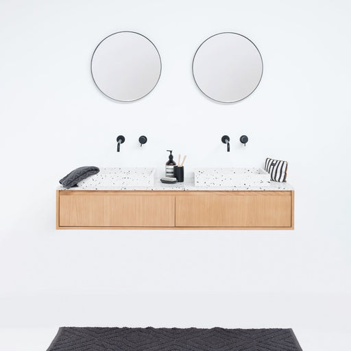 Zwevend eiken houten badkamerkast met wit terrazzo marmer