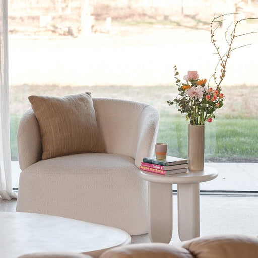barriel fauteuil in wit boucle in een woonkamer gecombineerd met andere meubels van Furnified.ALT
